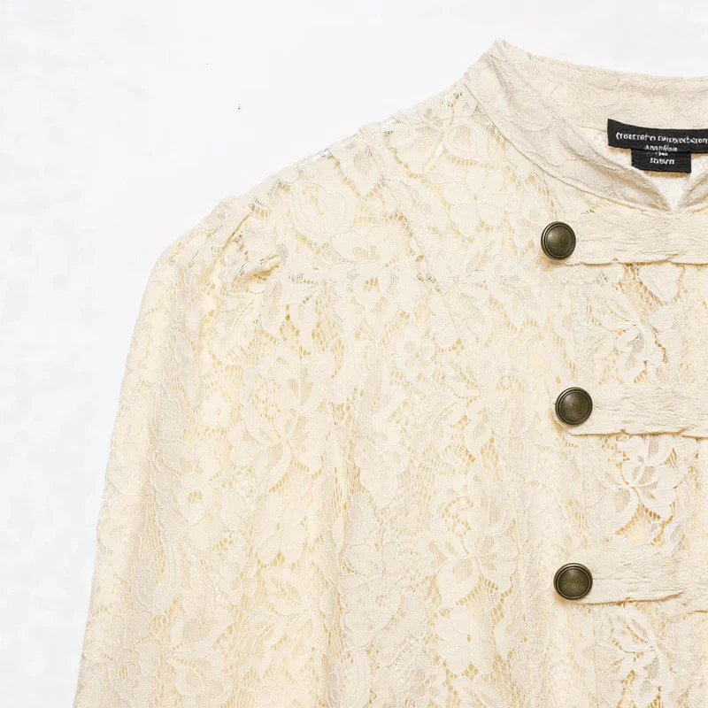 Damen Kurze Spitzenjacke im militärisch inspirierten Stil mit Stehkragen und Zierknöpfen Drune