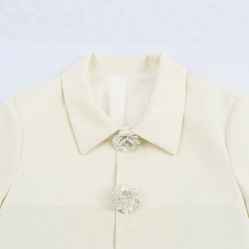 Damen Kurzblazer mit Zierblütenknöpfen und Pattentaschen Drune