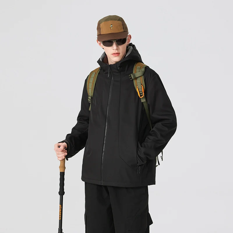 Herren Minimalistische Softshell‑Regenjacke mit verdecktem Reißverschluss, integrierter Kapuze und atmungsaktivem Meshfutter Drune