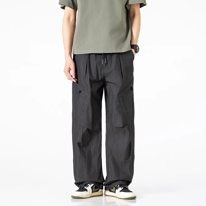 Herren Locker geschnittene Nylon-Cargohose mit Tunnelzugbund und angewinkelten Utility-Taschen Drune