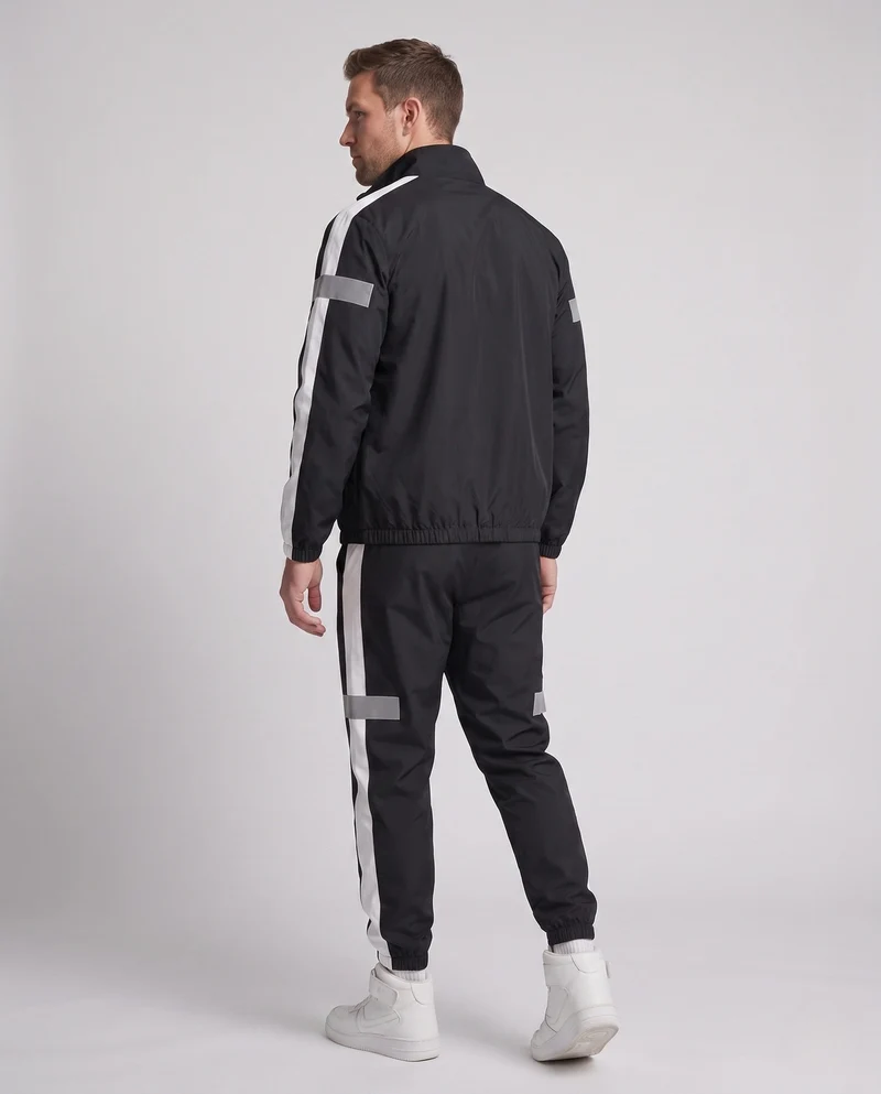 Herren leichter sportlicher Trainingsanzug mit Windbreaker, reflektierenden Einsätzen und schmal zulaufenden Jogginghosen
