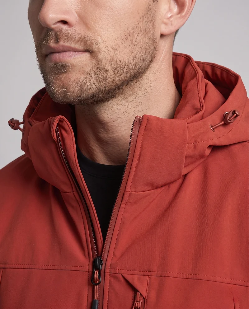Männliche minimalistische funktionale Parka mit nahtversiegelten Reißverschlüssen, gepolstertem thermischem Futter und ergonomischer Kapuze