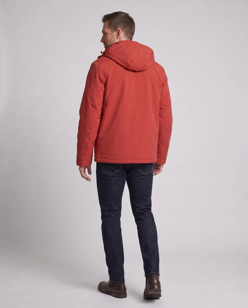 Männliche minimalistische funktionale Parka mit nahtversiegelten Reißverschlüssen, gepolstertem thermischem Futter und ergonomischer Kapuze