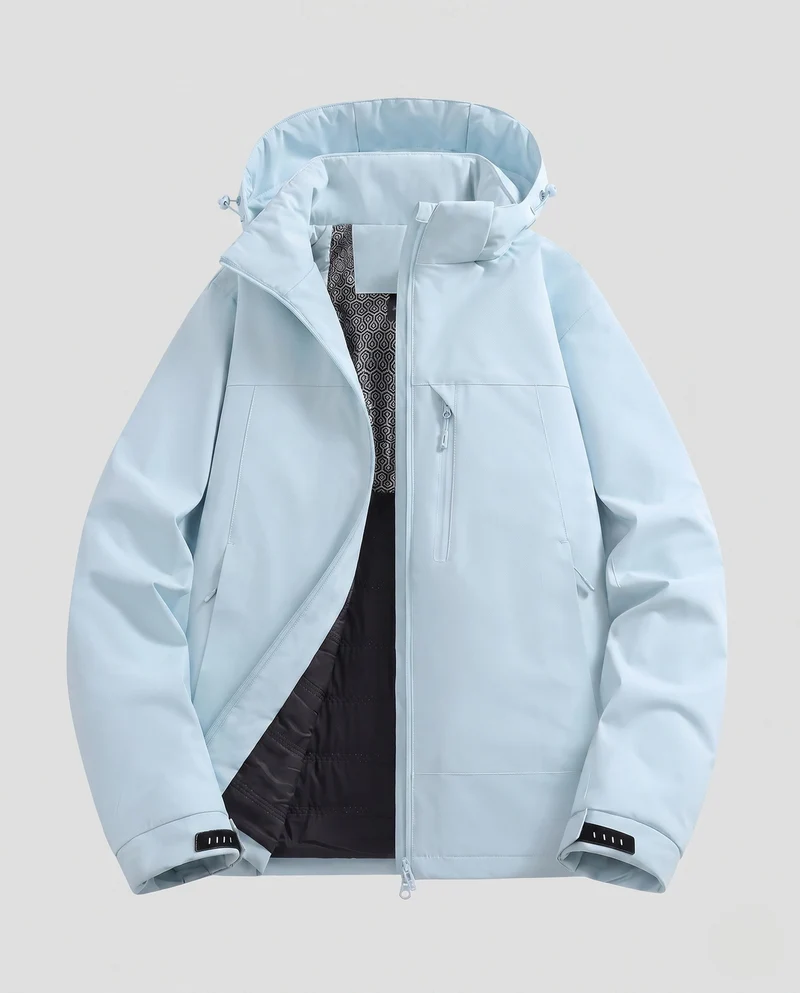 Männliche minimalistische funktionale Parka mit nahtversiegelten Reißverschlüssen, gepolstertem thermischem Futter und ergonomischer Kapuze
