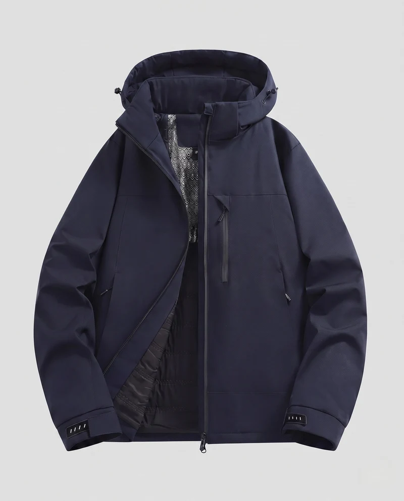 Männliche minimalistische funktionale Parka mit nahtversiegelten Reißverschlüssen, gepolstertem thermischem Futter und ergonomischer Kapuze