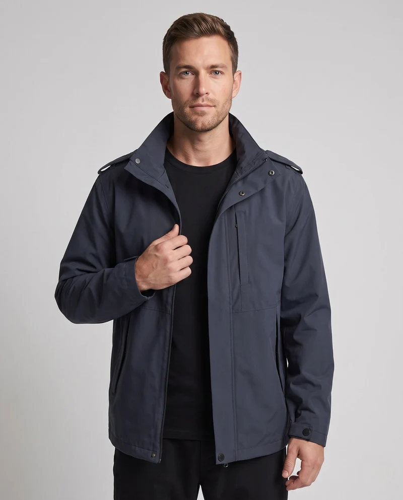 Herren urbane Funktionsjacke mit verdeckter Frontklappe, kontrastierender Paspelierung und verstellbarem Saum