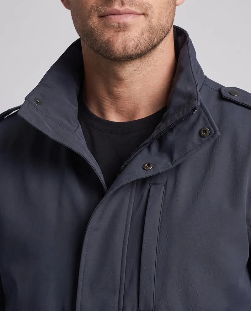 Herren urbane Funktionsjacke mit verdeckter Frontklappe, kontrastierender Paspelierung und verstellbarem Saum