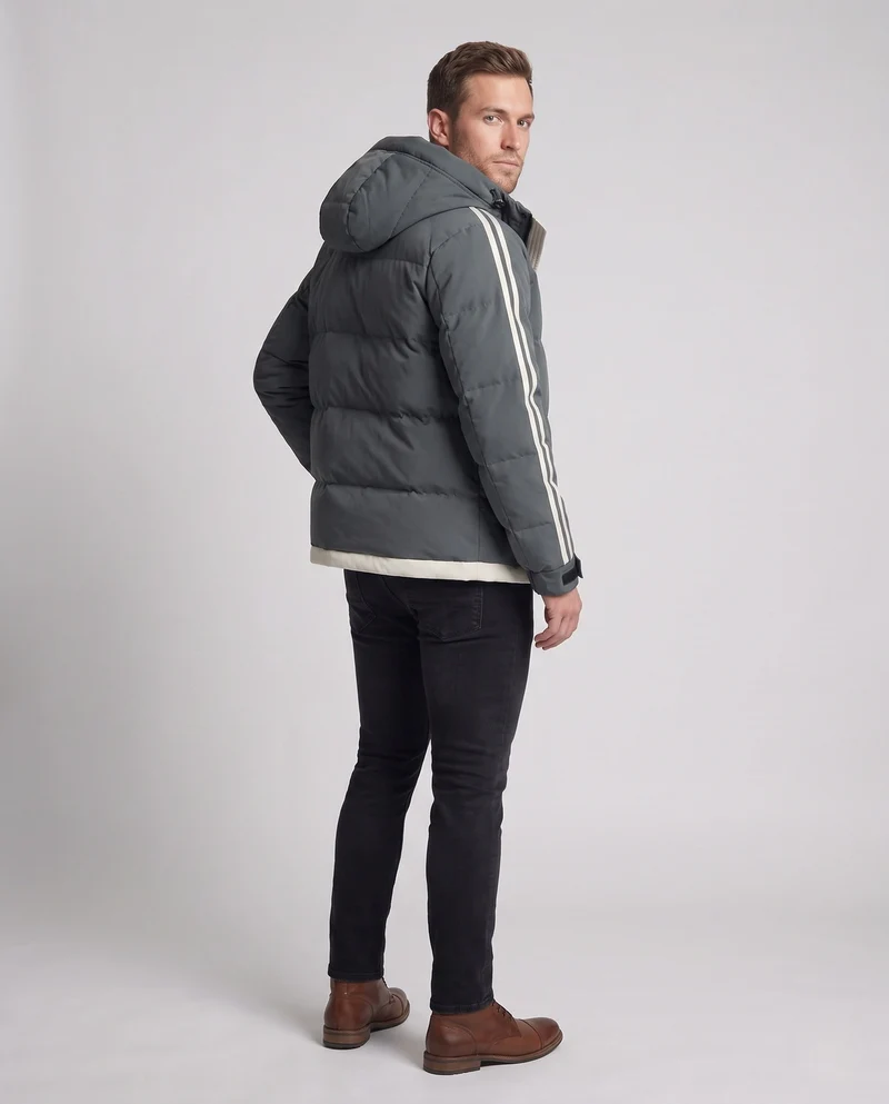 Männer gepolsterte Kapuzenwinterjacke mit sportlichen Seitenstreifen und winddichter Außenschale