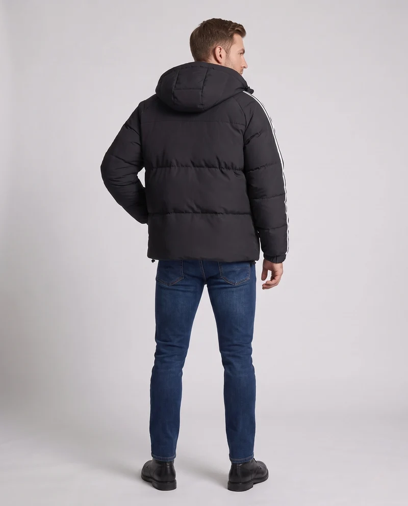Herren gepolsterten Kapuzenjacke im sportlichen Streetwear-Look mit kontrastierenden Streifenärmeln und winddichter Außenschicht