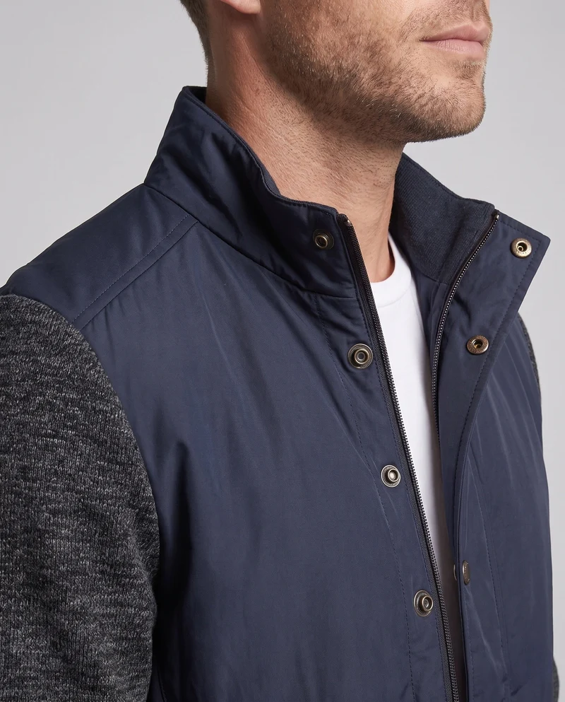 Herren Hybridjacke mit Kunstledervorderseite, gesteppte Details und gestrickten Ärmeln