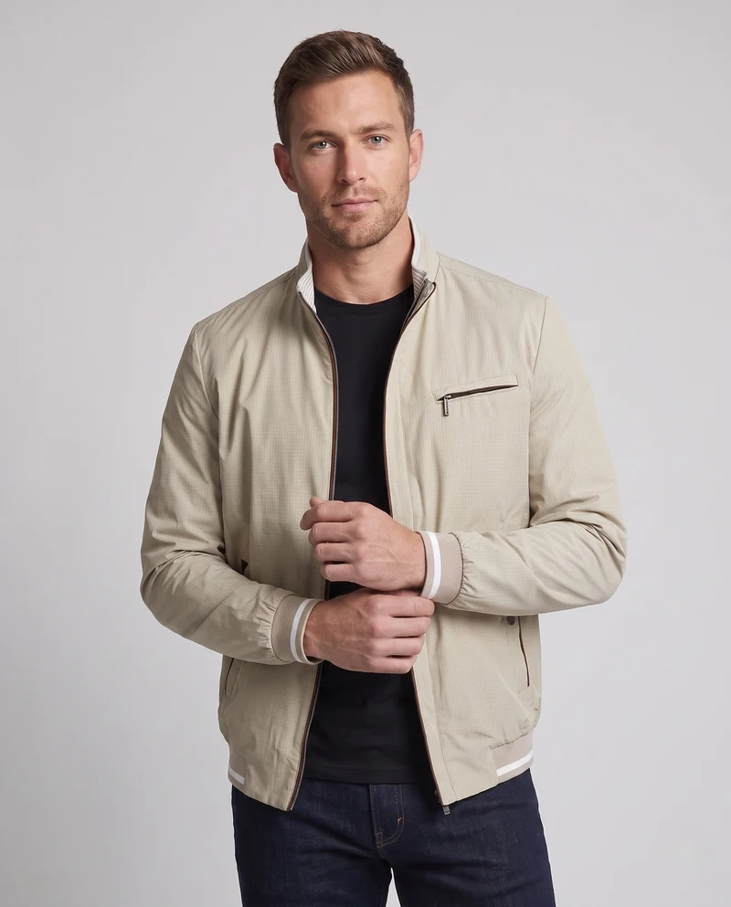 Leichte Blousonjacke für Herren mit Stehkragen, Reißverschlusstaschen auf der Brust und elastischen Bündchen