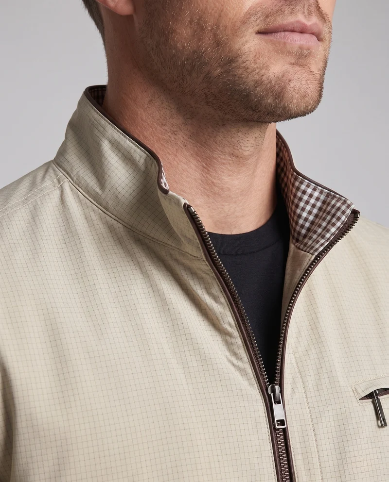 Leichte Blousonjacke für Herren mit Stehkragen, Reißverschlusstaschen auf der Brust und elastischen Bündchen