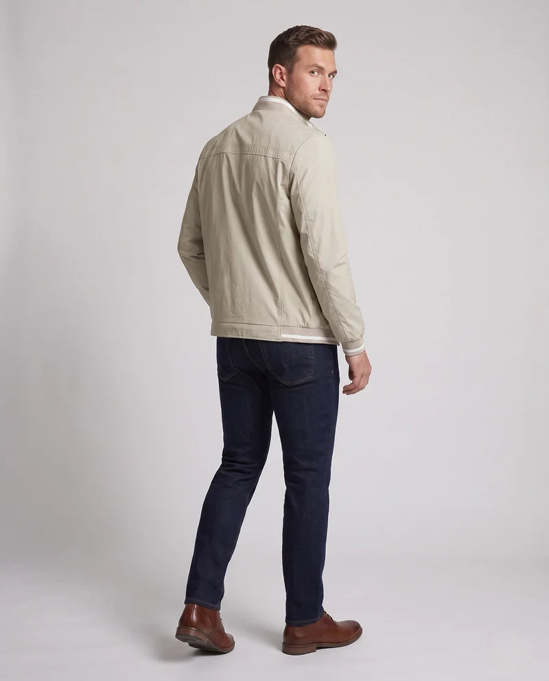 Leichte Blousonjacke für Herren mit Stehkragen, Reißverschlusstaschen auf der Brust und elastischen Bündchen