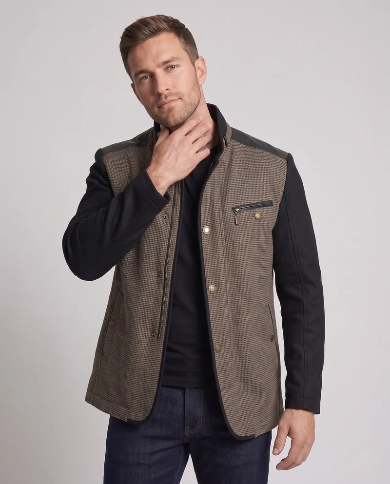 Herrenmanteljacke mit Stehkragen, doppelter Verschluss und strukturiertem Materialmix