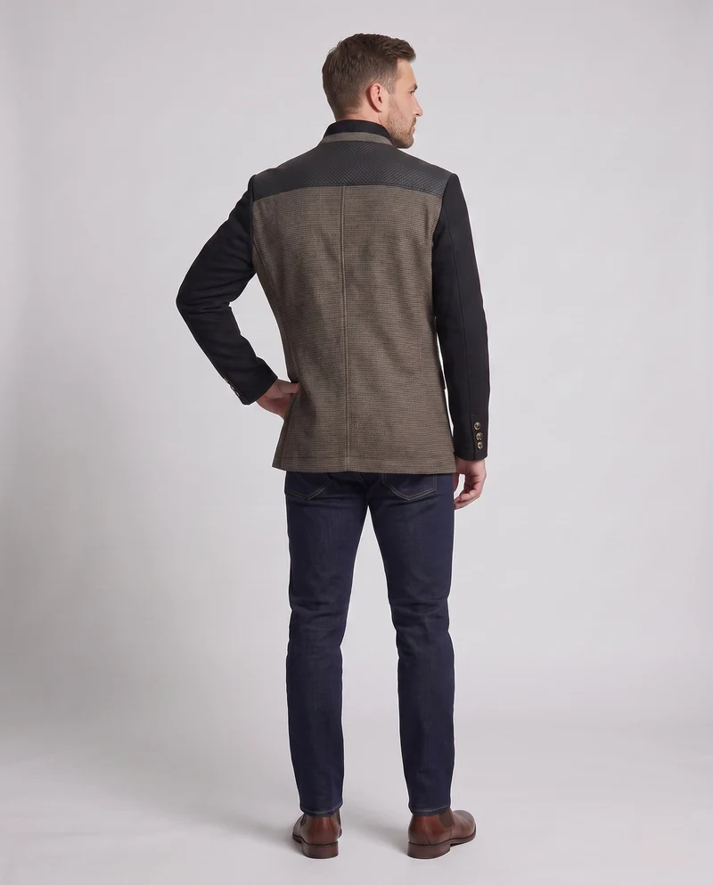 Herrenmanteljacke mit Stehkragen, doppelter Verschluss und strukturiertem Materialmix