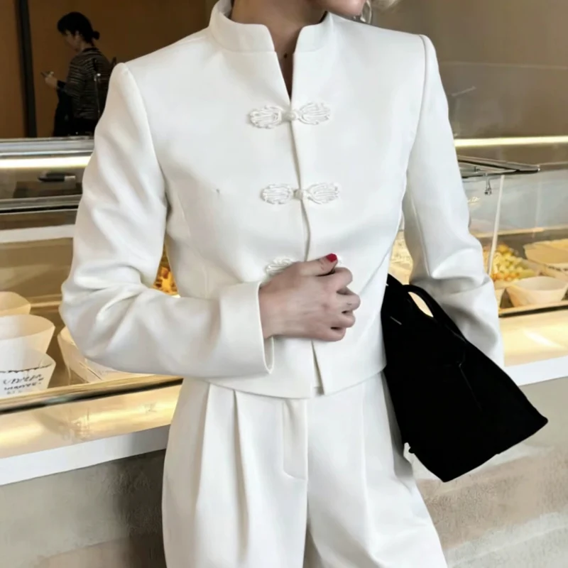 Damen Kurze Jacke im Mandarin‑Stil mit Stehkragen und dekorativen Froschverschlüssen Drune