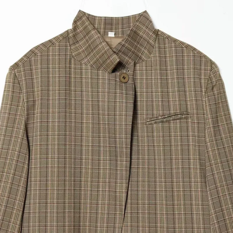 Damen Kurzblazer mit Stehkragen, asymmetrischer Knopfblende und Pattentaschen Drune