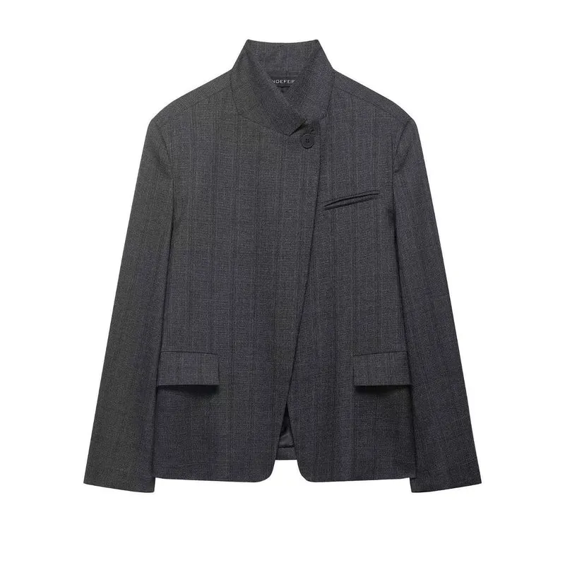 Damen Kurzblazer mit Stehkragen, asymmetrischer Knopfblende und Pattentaschen Drune