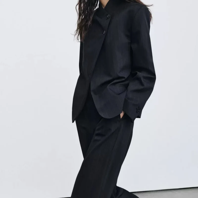 Damen Kurzblazer mit Funnelkragen und asymmetrischer Knopfleiste Drune