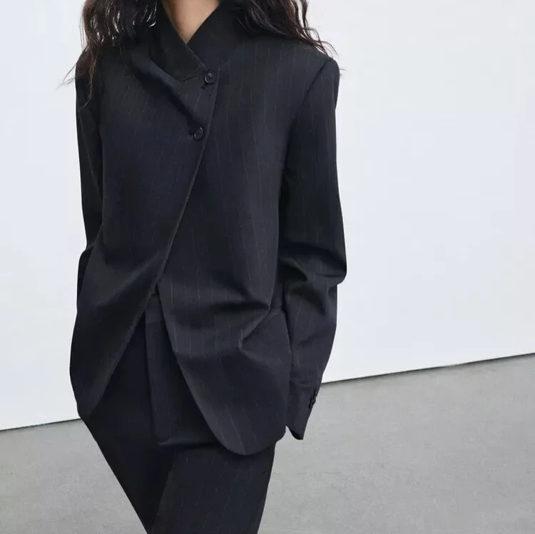 Damen Kurzblazer mit Funnelkragen und asymmetrischer Knopfleiste Drune