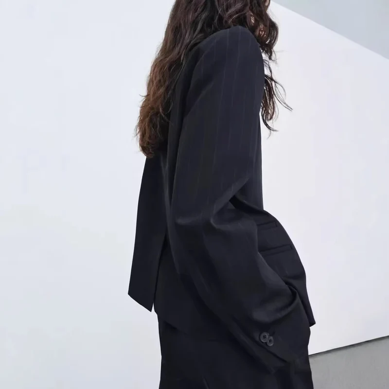 Damen Kurzblazer mit Funnelkragen und asymmetrischer Knopfleiste Drune