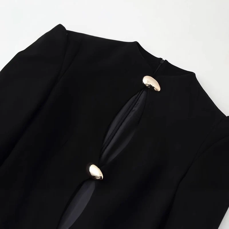 Damen Kurzblazer‑Kleid mit dramatischem Cut‑Out, betonter Schulter und goldenen Schmuckverschlüssen Drune