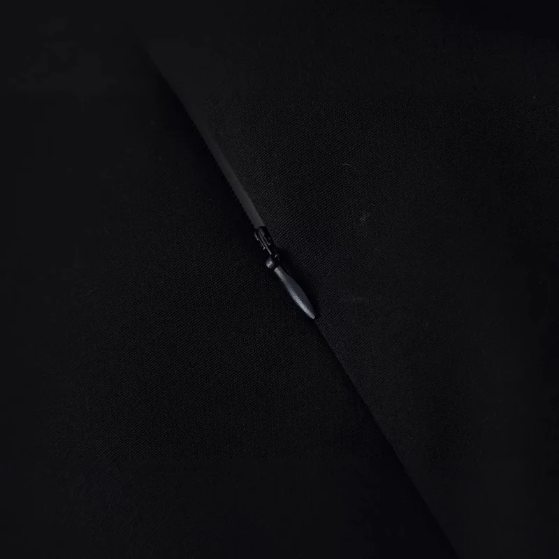 Damen Kurzblazer‑Kleid mit dramatischem Cut‑Out, betonter Schulter und goldenen Schmuckverschlüssen Drune
