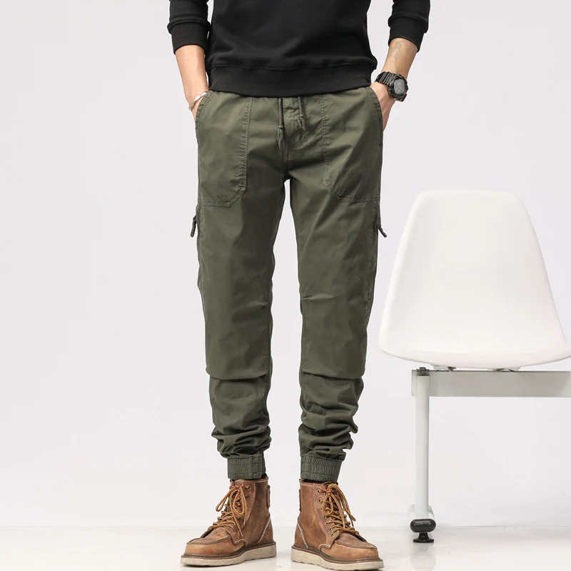Herren Field-Joggerhose im Military-Workwear-Look mit Ziernähten, aufgesetzten Utility-Taschen und Kordelbund Drune