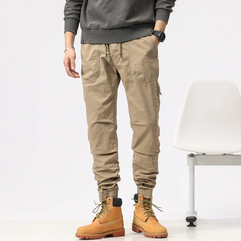 Herren Field-Joggerhose im Military-Workwear-Look mit Ziernähten, aufgesetzten Utility-Taschen und Kordelbund Drune