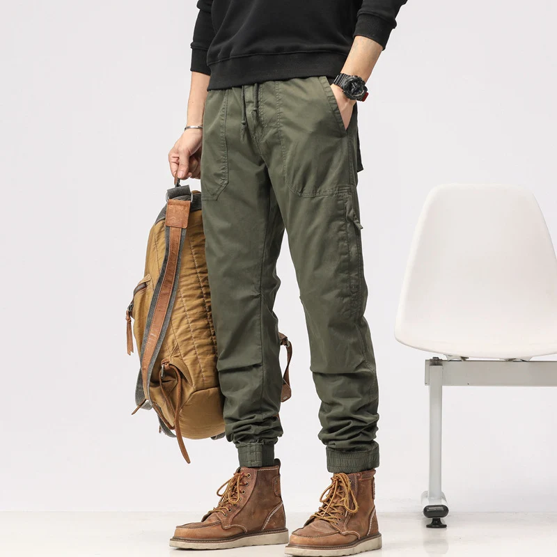 Herren Field-Joggerhose im Military-Workwear-Look mit Ziernähten, aufgesetzten Utility-Taschen und Kordelbund Drune
