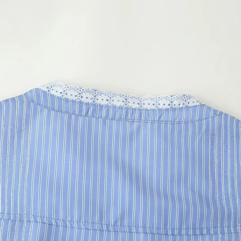 Damen Gestreifte Kurzbluse mit Spitzenbesatz und Doppelknopfleiste Drune