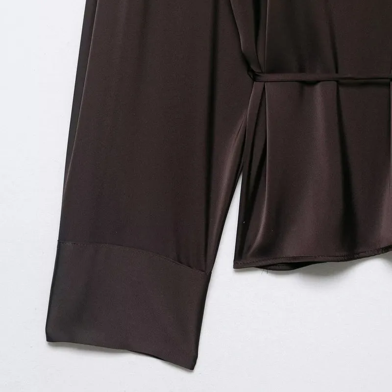 Damen Fließende Satin-Hemdbluse mit Tunnelzugtaillierung und verdeckter Knopfleiste Drune