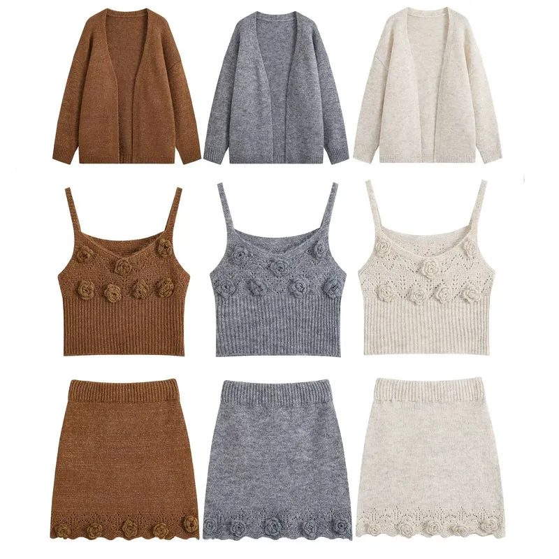 Damen Dreiteiliges Strickset mit offener Cardigan, Spaghettitop mit dreidimensionalen Blüten und tailliertem Rock Drune