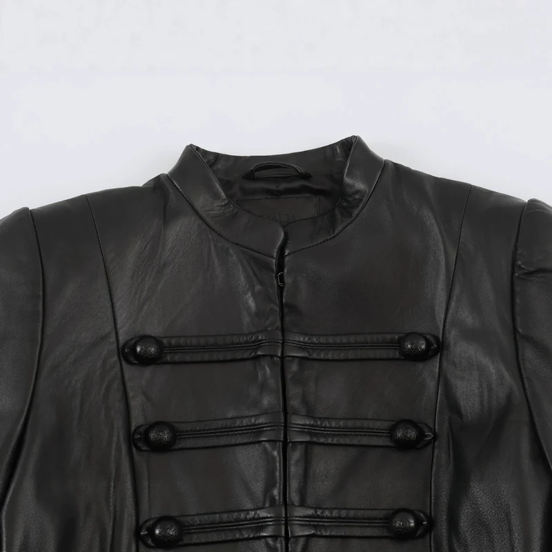Damen Cropped-Lederoptik-Jacke im militärisch inspirierten Design mit Stehkragen und Zierdöbeln Drune