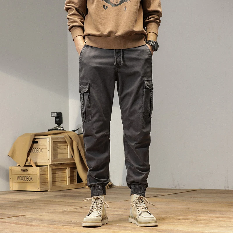 Herren Tapered Cargo-Jogger aus robustem Twill mit Tunnelzugbund, aufgesetzten Klappentaschen und gerippten Knöcheln Drune