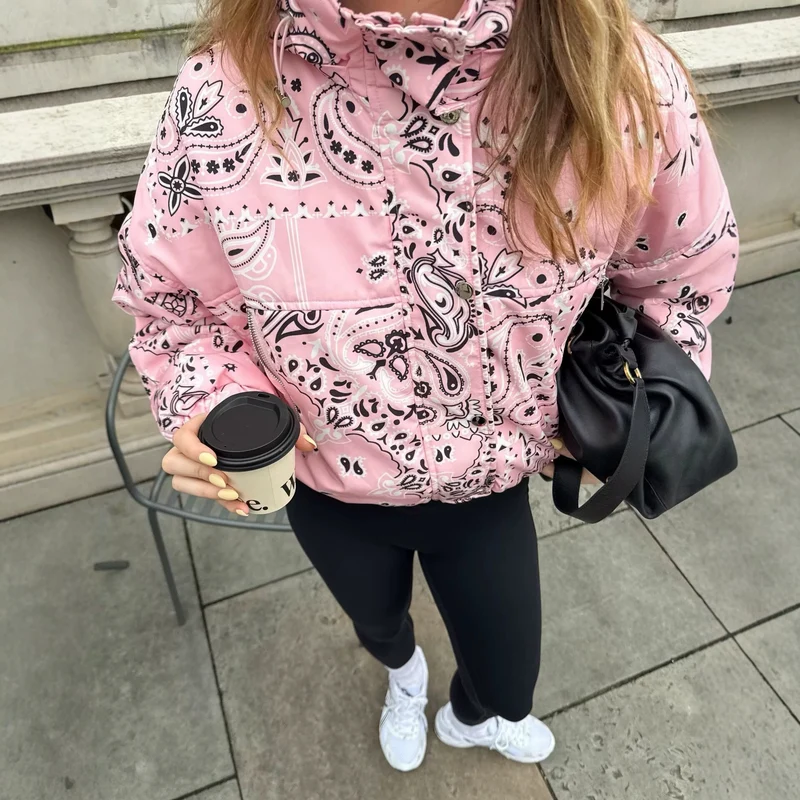 Damen Bedruckte Kapuzen-Übergangsjacke mit Bandana‑Print und Kängurutasche Drune