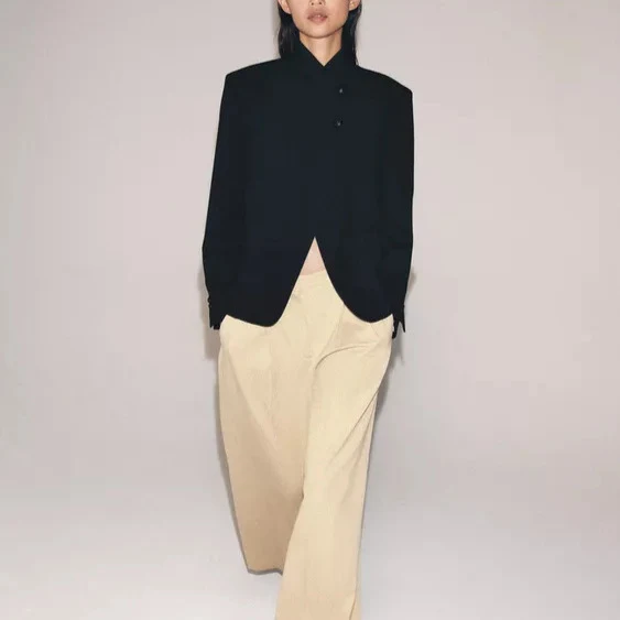 Damen Asymmetrischer Kurzblazer mit Stehkragen und dekorativen Knöpfen Drune