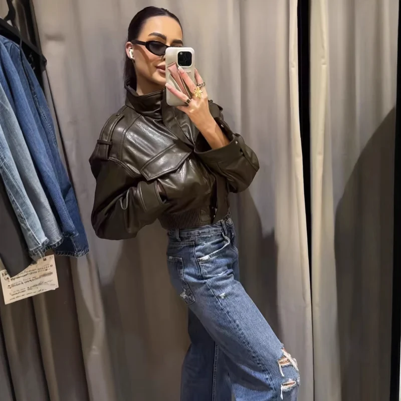 Damen 10+ kurzes Kunstleder‑Bomberjacke im Military‑Look mit Pattentaschen und Stehkragen Drune
