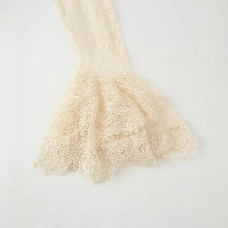 Damen Elegantes Slipkleid mit Spitzen-Overlay, Stehkragen und Volantärmeln Drune