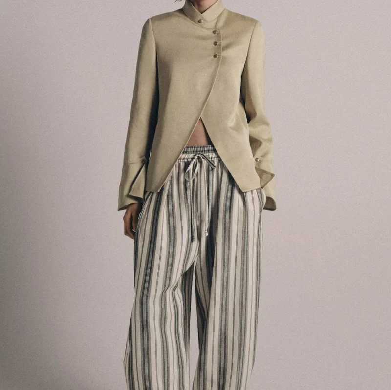 Damen Elegantes Cape-Kurzmantel mit Stehkragen, asymmetrischem Überschlag und Ärmelklappen Drune