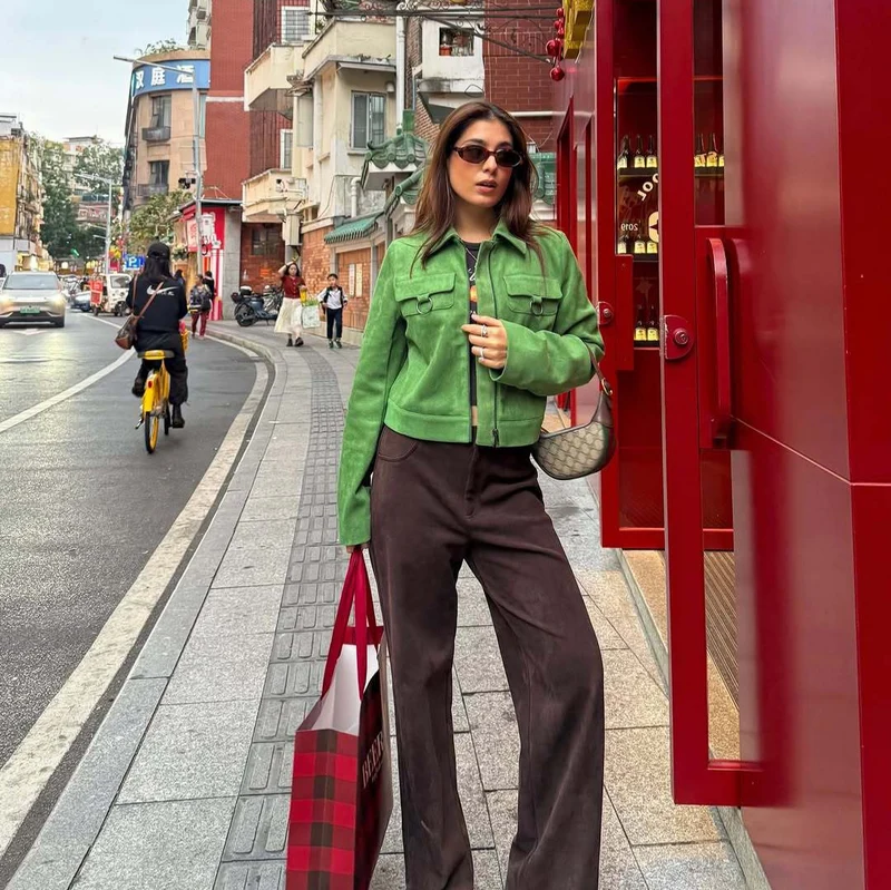 Damen Cropped Veloursjacke mit Hemdkragen, Reißverschluss und Zierringen Drune