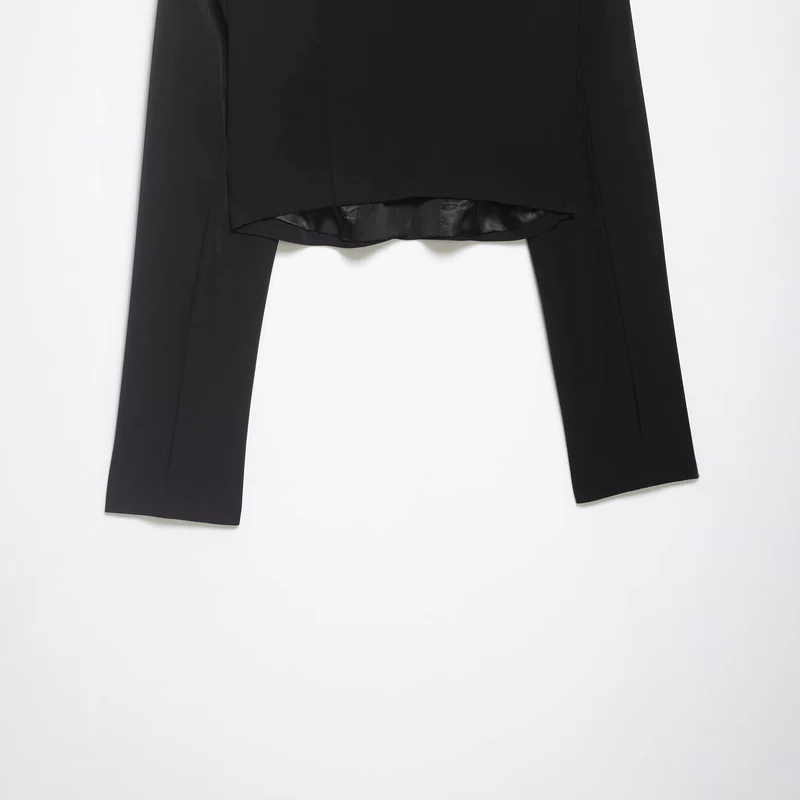 Damen Cropped Smokingsakko im Tuxedo‑Stil mit spitzem Satinrevers Drune