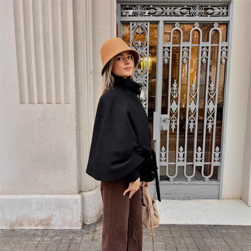 Damen Kurzes Cape‑Mantel mit Stehkragen, Taillengürtel und Zierknöpfen Drune