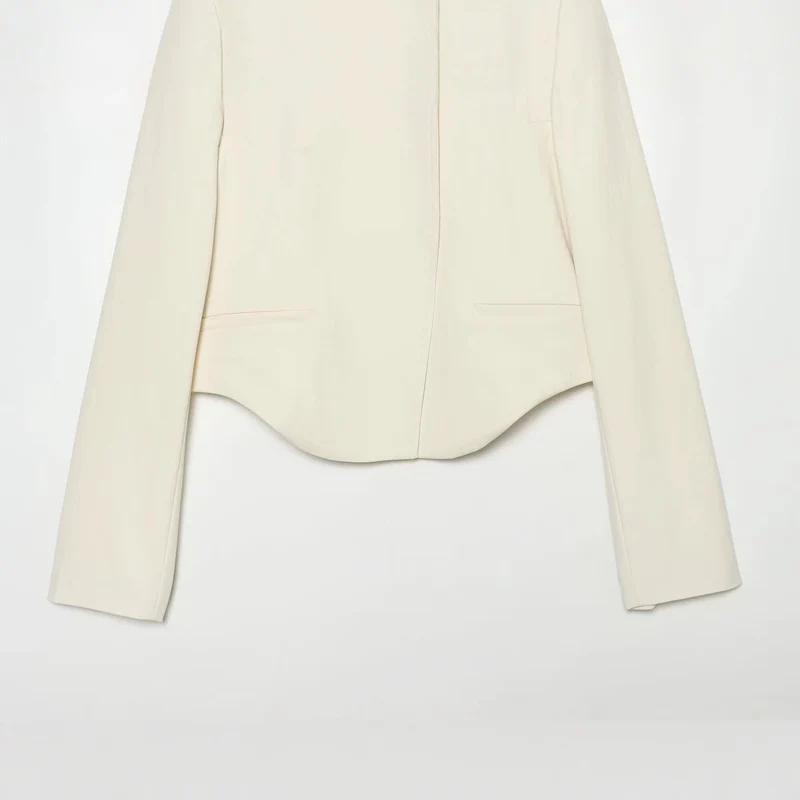 Damen Kurzer taillierter Blazer mit Stehkragen, asymmetrischer Knopfleiste und geschwungenem Saum Drune