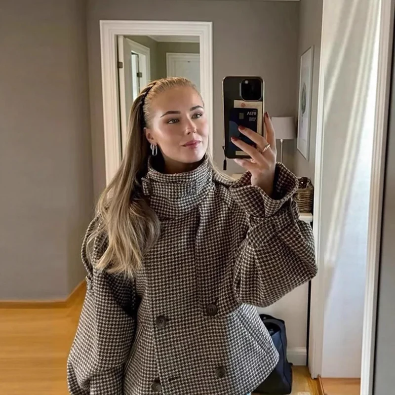 Damen Kurze zweireihige Boxy‑Jacke im Hahnentritt mit hohem Stehkragen und dekorativen Schnallen Drune