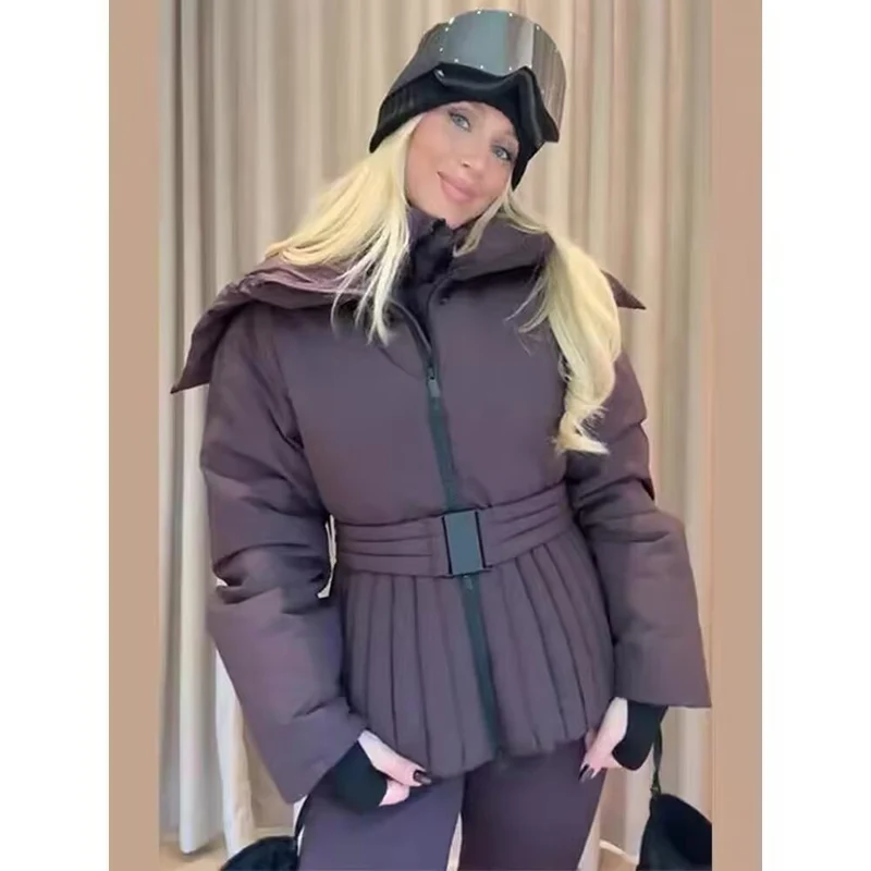 Damen Kurze taillierte Steppjacke mit hohem Stehkragen und Gürtel Drune