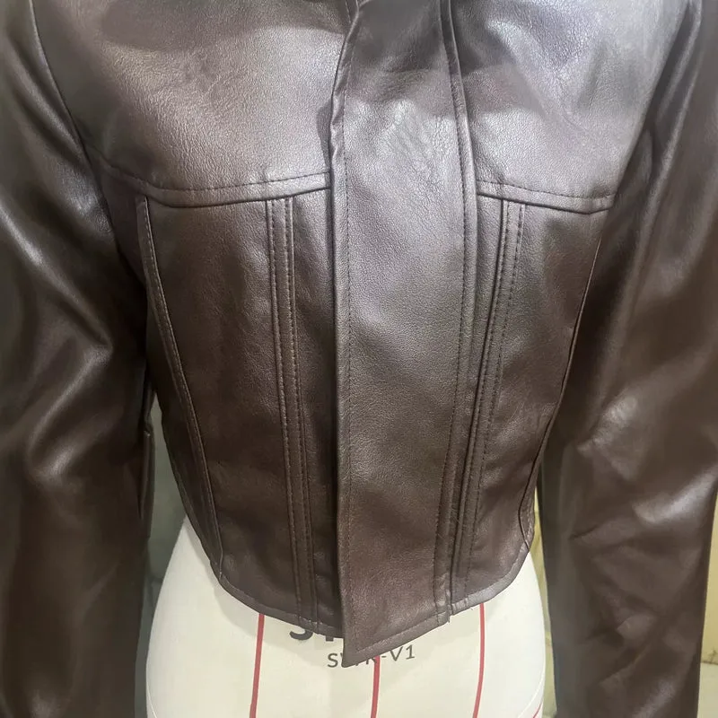 Damen Kurze taillierte Lederoptik‑Jacke mit Stehkragen und femininer Brustabsteppung Drune
