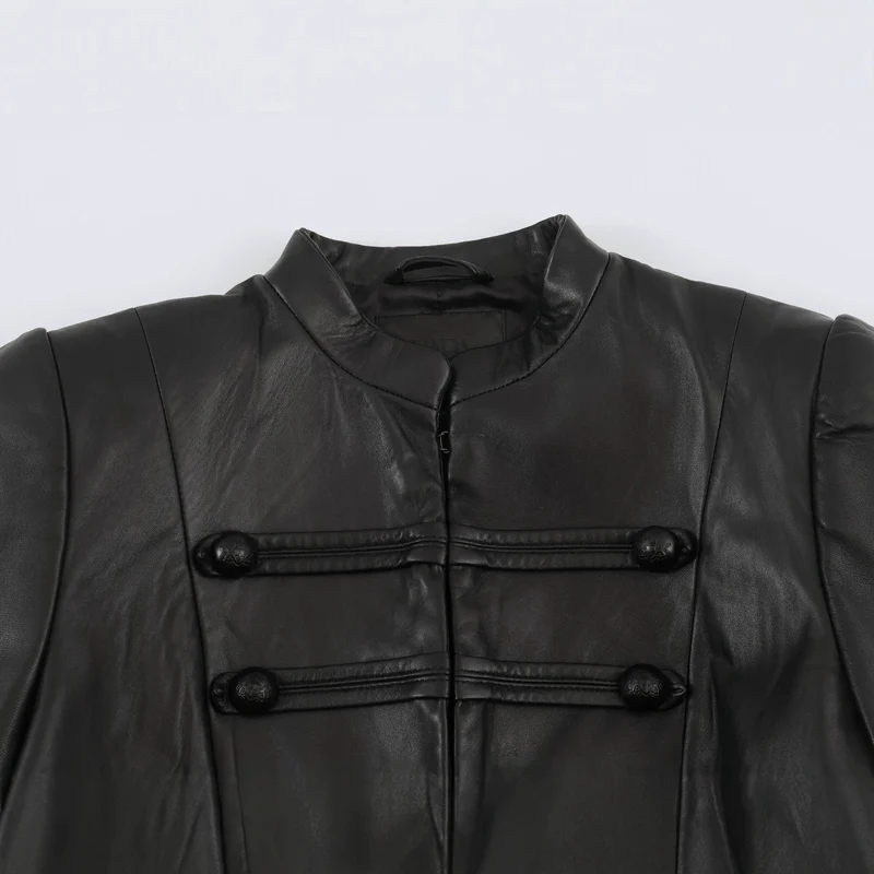 Damen Kurze Lederoptik‑Jacke im Military‑Look mit Stehkragen und Zierknopfleiste Drune