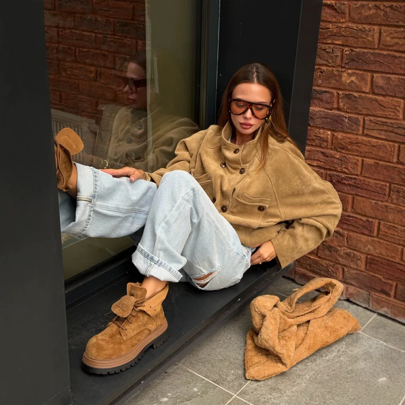 Damen Kurze doppeltreihige Veloursjacke mit Stehkragen, Ballonärmeln und aufgesetzten Taschen Drune