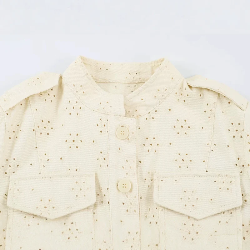 Damen Kurze Broderie‑Anglaise Jacke im Utilitarstil mit Stehkragen und Pattentaschen Drune